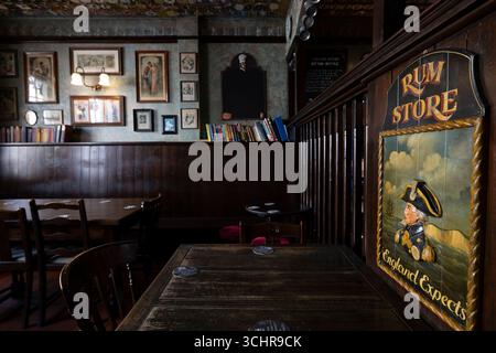 The Hole in the Wall, brasserie traditionnelle servant des bières locales en fût, Southsea, Portsmouth, Hampshire, Angleterre, Royaume-Uni Banque D'Images