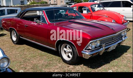 Vue de trois quarts de face d'une Chevrolet rouge, 1966, Chevelle SS, exposée au Deal and Walmer Classic car Show 2025. Banque D'Images