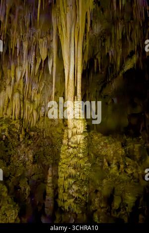 Stalactites, stalagmites et une colonne dans la grande salle du parc national de Carlsbad Caverns, Nouveau-Mexique. Banque D'Images