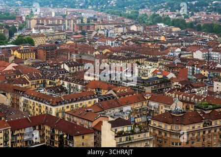 Paysage urbain résidentiel dense de Turin, Italie avec des toits de tuiles rouges et des structures de construction en Italie urbaine. Banque D'Images