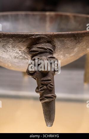 Bol trépied en céramique décoré de visages humains au Musée national de l'Équateur à Quito, Équateur. Culture Guangala, circa 100 B.C. - 800 A.D. Banque D'Images