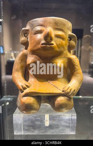 Vase en céramique d'une femme assise du Musée National de l'Equateur à Quito, Equateur. Culture Guangala, circa 100 B.C. - 800 A.D. Banque D'Images