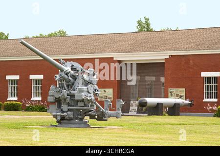Musée militaire de Sampson, extérieur, ancienne base d'entraînement militaire, bâtiment en briques rouges, canon anti-aérien, torpille, exposition, parc national de Sampson, New Yor Banque D'Images