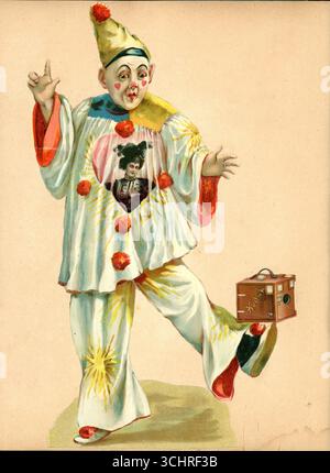 Original fin victorien / début de l'ère édouardienne estampé chromo découpage morceau de papier morceau de papier d'un clown équilibrant un appareil photo kodak bo Brownie à partir de pages de scrapbook. Le clown porte un portrait d'une dame à la mode, peut-être une actrice bien connue de l'époque - elle a des plumes d'autruche dans ses cheveux.clown victorien. L'image est datée de circa 1905 . Banque D'Images