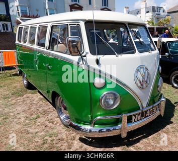 Vue de trois quarts de face d'un 1966 Volkswagen Split Screens Micro bus, 13 Window Deluxe, exposé au Deal et Walmer Classic car Show 2025. Banque D'Images