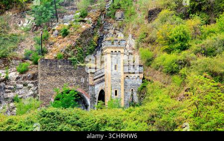 Un pont ferroviaire en arc construit à travers la falaise, l'histoire dit que pendant la seconde Guerre mondiale, les tunnels étaient extrêmement importants pour les Allemands et Hitler Banque D'Images