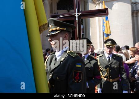 Lviv, Ukraine - 02 septembre 2025 : les personnes en deuil se rassemblent à la cathédrale de George pendant que le cercueil d'Andriy Parubiy est effectué pendant son service funéraire Banque D'Images