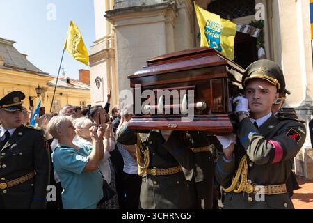 Ukraine - 02 septembre 2025 : des foules de deuils se rassemblent à la cathédrale Georges de Lviv alors que le cercueil d'Andriy Parubiy est effectué pendant le service funéraire. Banque D'Images