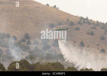 COMTÉ DE WASHOE NEVADA, États-Unis – 29 AOÛT 2025 : un hélicoptère UH-1 de la Division forestière du Nevada lâche de l'eau tout en combattant l'incendie de Castantia du Sud. Banque D'Images