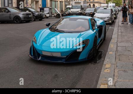 Paris, France, 09.02.2025. Une McLaren 675LT Spider bleu clair garée dans une rue parisienne du 9ème arrondissement de Paris Banque D'Images