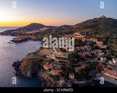 Tôt le matin vue aérienne de Collioure colorée, rues étroites, ville de destination de vacances d'été avec des buidings historiques, plages, Pyrénées-Orienta Banque D'Images