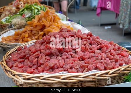Fruits tropicaux séchés déshydratés en morceaux dans des paniers, mangue, baies, agrumes sur le marché alimentaire hebdomadaire de Toulouse, France Banque D'Images