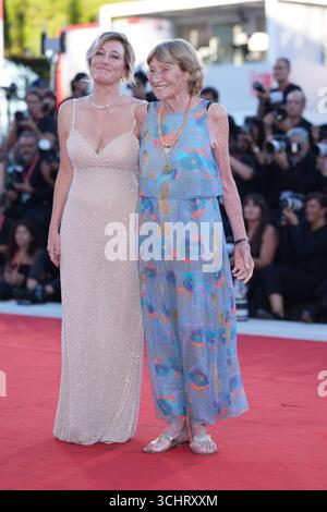 Venezia, Italie. 03 septembre 2025. Valeria Bruni Tedeschi avec sa mather pose pour les photographes sur le tapis rouge pour le film 'Duse' lors de la 82ème édition du Festival du film de Venise à Venise, Italie, le mercredi 3 septembre 2025. (Photo de Gian Mattia D'Alberto/Lapresse) crédit : LaPresse/Alamy Live News Banque D'Images
