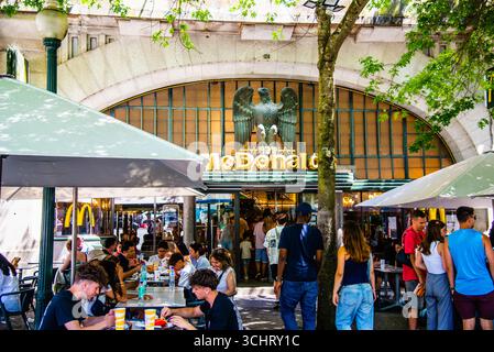 Porto, Portugal - 10 juillet 2025 : la façade de style impérial vintage d'un restaurant dans le centre-ville de Porto au Portugal Banque D'Images