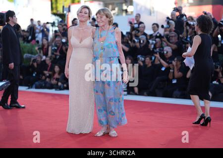 Venezia, Italie. 03 septembre 2025. Valeria Bruni Tedeschi avec sa mather pose pour les photographes sur le tapis rouge pour le film 'Duse' lors de la 82ème édition du Festival du film de Venise à Venise, Italie, le mercredi 3 septembre 2025. (Photo de Gian Mattia D'Alberto/Lapresse) crédit : LaPresse/Alamy Live News Banque D'Images