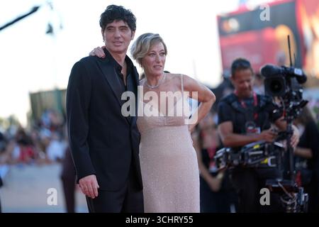 Venezia, Italie. 03 septembre 2025. Le réalisateur Pietro Marcello et Valeria Bruni Tedeschi posent pour les photographes sur le tapis rouge pour le film 'Duse' lors de la 82e édition du Festival du film de Venise à Venise, Italie, le mercredi 3 septembre 2025. (Photo de Gian Mattia D'Alberto/Lapresse) crédit : LaPresse/Alamy Live News Banque D'Images