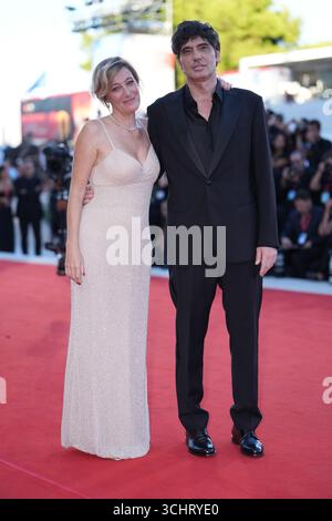 Venezia, Italie. 03 septembre 2025. Le réalisateur Pietro Marcello et Valeria Bruni Tedeschi posent pour les photographes sur le tapis rouge pour le film 'Duse' lors de la 82e édition du Festival du film de Venise à Venise, Italie, le mercredi 3 septembre 2025. (Photo de Gian Mattia D'Alberto/Lapresse) crédit : LaPresse/Alamy Live News Banque D'Images