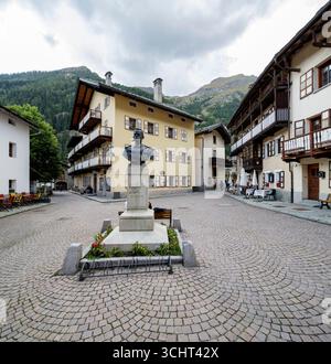 Gressoney-Saint-Jean, Vallée d'Aoste, Italie - 22 août 2025 : la place principale du village, avec un buste représentant le roi Umberto le premier. Banque D'Images