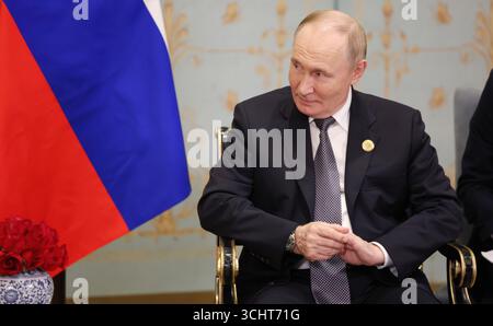 Tianjin, Chine. 01 septembre 2025. Le président russe Vladimir Poutine, écoute le premier ministre népalais Khadga Prasad Sharma Oli, avant le début de leur réunion bilatérale en marge du sommet de l’Organisation de coopération de Shanghai au Centre des congrès de Meijiang, le 1er septembre 2025 à Tianjin, en Chine. Crédit : Alexander Kazakov/photo du gouvernement russe/Alamy Live News Banque D'Images