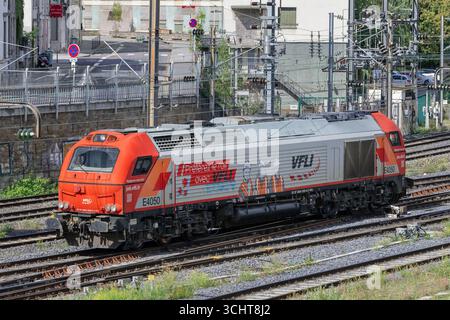 Nancy, France - vue sur une locomotive électrique diesel blanche et rouge Stadler EURO 4000 traversant la gare de Nancy. Banque D'Images