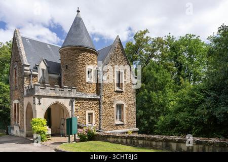 Vandœuvre-lès-Nancy , France - vue sur l'ancien château de Montet construit en 1872 dans un grand jardin et abrite aujourd'hui des bureaux de l'Université de Lorraine. Banque D'Images