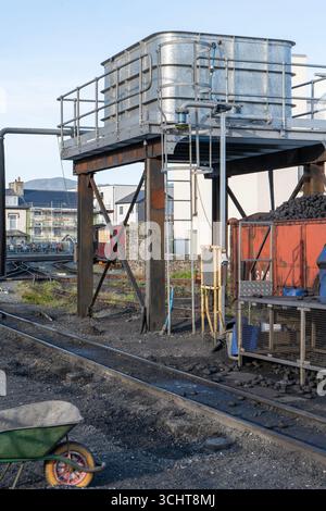 Étape et wagons de transport de charbon à la gare portuaire de Porthmadog, Porthmadog, Gwynedd, pays de Galles du Nord, pays de Galles, ROYAUME-UNI Banque D'Images