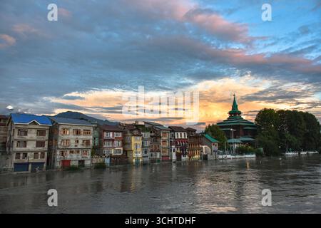 Srinagar, Cachemire, Inde. 3 septembre 2025. Des maisons partiellement submergées sont photographiées le long des rives de la rivière Jhelum qui coule au-dessus de la marque de danger pendant les inondations suite aux pluies incessantes dans la vallée du Cachemire. Les autorités du Jammu-et-Cachemire ont émis une alerte aux inondations après que la rivière Jhelum a franchi la marque de danger, après deux jours de précipitations incessantes qui ont fait au moins deux morts, des dizaines de morts et des routes principales fermées. (Crédit image : © Saqib Majeed/SOPA images via ZUMA Press Wire) USAGE ÉDITORIAL SEULEMENT ! Non destiné à UN USAGE commercial ! Banque D'Images