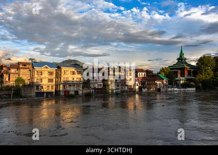 Srinagar, Cachemire, Inde. 3 septembre 2025. Des maisons partiellement submergées sont photographiées le long des rives de la rivière Jhelum qui coule au-dessus de la marque de danger pendant les inondations suite aux pluies incessantes dans la vallée du Cachemire. Les autorités du Jammu-et-Cachemire ont émis une alerte aux inondations après que la rivière Jhelum a franchi la marque de danger, après deux jours de précipitations incessantes qui ont fait au moins deux morts, des dizaines de morts et des routes principales fermées. (Crédit image : © Saqib Majeed/SOPA images via ZUMA Press Wire) USAGE ÉDITORIAL SEULEMENT ! Non destiné à UN USAGE commercial ! Banque D'Images