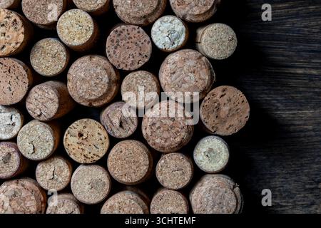 Bouchons de vin utilisés sur la table en bois, vue de dessus, gros plan, espace de copie Banque D'Images