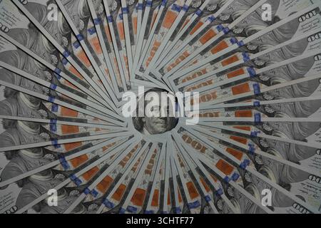 Cercle fait de billets de cent dollars américains avec une image de Benjamin Franklin au centre, vue de dessus, gros plan Banque D'Images