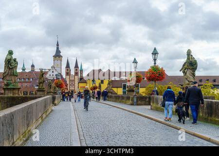 Wurzburg, Allemagne - 08 octobre 2024 : vue de l'Alte Mainbrücke (Vieux pont principal), avec les habitants et les visiteurs, à Wurzburg, Bavière, Allemagne Banque D'Images