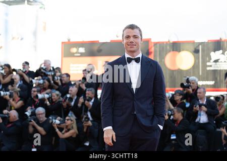 Venise, Italie. 02 septembre 2025. VENISE, ITALIE - 02 SEPTEMBRE : Gabriel Basso assiste au tapis rouge 'A House of Dynamite' lors du 82e Festival international du film de Venise le 02 septembre 2025 à Venise, Italie.Cap/KA © Kristina Afanasyeva/Capital Pictures Credit : Capital Pictures/Alamy Live News Banque D'Images