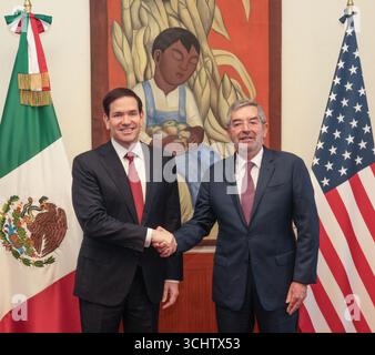 Mexico, Mexique. 03 septembre 2025. Le secrétaire d'État américain Marco Rubio, à gauche, serre la main au ministre mexicain des Affaires étrangères Juan Ramón de la Fuente avant leur rencontre bilatérale, le 3 septembre 2025 à Mexico, au Mexique. La visite est le premier voyage de Rubio au Mexique depuis son entrée en fonction. Crédit : Freddie Everett/US State Department photo/Alamy Live News Banque D'Images
