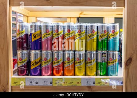 Uzhhorod, Ukraine - 03 septembre 2025 : affichage de la collection de mélangeur premium Schweppes avec tonique grenade et saveurs aperitivo en boîtes Banque D'Images