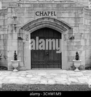 Portes de chapelle. Centenaire méthodiste unie Winston Salem, NC. Photographie sur film noir et blanc moyen format. Banque D'Images