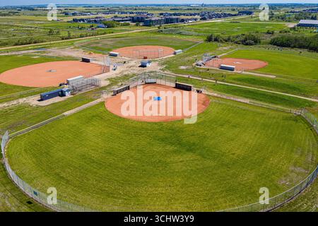 Terrains de baseball Macon à Martensville, SK, représentés d'en haut avec des diamants, des gradins et des espaces communautaires environnants. Banque D'Images