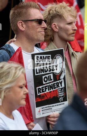 Londres, Royaume-Uni. 3 septembre 2025. Les membres de UNITE assistent à un rassemblement devant le Parlement pour soutenir les travailleurs de la raffinerie de pétrole Lindsey. UNITE appelle à une action gouvernementale urgente pour maintenir la raffinerie de pétrole Lindsey opérationnelle et pour empêcher sa scission en plusieurs parties. Le site accueille 450 travailleurs directement employés et 500 travailleurs contractuels. Crédit : Mark Kerrison/Alamy Live News Banque D'Images