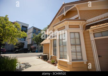 Vue printanière de l'après-midi du centre-ville historique de Menlo Park, Californie, États-Unis. Banque D'Images