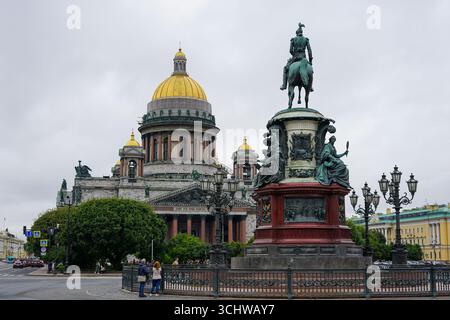La cathédrale d'Isaac et le monument à l'empereur russe Nicolas Ier à St.Petersburg, Russie Banque D'Images