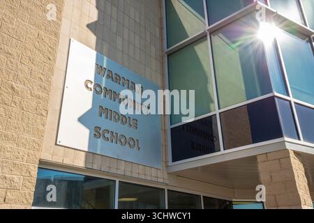 Photo au rez-de-chaussée capturant l'entrée accueillante de l'école secondaire communautaire Warman. Le design moderne reflète une éducation avant-gardiste Banque D'Images