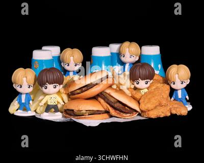 Palm Springs, Californie, États-Unis. 3 septembre 2025. McDonald's commence son nouveau lien promotionnel avec des jouets TinyTAN à collectionner. TinyTAN sont des personnages animés de style chibi créés par Big Hit Entertainment (maintenant HYBE), chacun représentant un membre du groupe pop sud-coréen BTS. La promotion combine les jouets avec une sélection d'options Happy Meal, soit un hamburger ou Chicken McNuggets, des frites, des tranches de pommes et du lait. Voici deux des chiffres TinyTAN affichés à côté des produits alimentaires, dans le cadre du déploiement mondial de la collaboration à durée limitée. (Crédit image : © Ian L. Sitren/ZUMA Press Banque D'Images