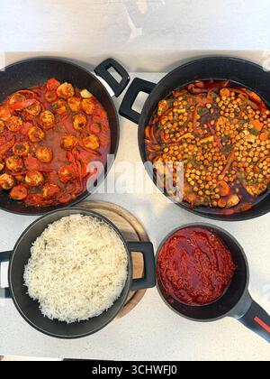 Un repas shabbat dynamique comprend du riz moelleux, du poisson salé, des boulettes de viande dans une riche sauce tomate et une salade de poivrons épicée. Parfait pour se réunir en famille lors d'une fête juive. Banque D'Images