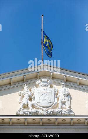Drapeaux vus en Berne à la mairie de Lviv en l'honneur d'Andriy Parubiy, l'ex-président de la Verkhovna Rada qui a été tué dans une tentative d'assassinat. L'ancien président de la Verkhovna Rada, Andriy Parubiy, tué dans un assassinat, a été inhumé. La cérémonie funéraire a commencé à la cathédrale de Saint George où un service commémoratif a eu lieu. Des milliers de personnes sont venues dire adieu, y compris des parents, des collègues et des politiciens bien connus. Après le service, le cortège funéraire passa par Rynok Square où jouait le traditionnel bugler de la tour de l'hôtel de ville. L'enterrement a eu lieu à Lychakiv Cemeter Banque D'Images