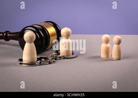 Concept de résiliation des droits parentaux avec marteau, menottes et figures familiales. Banque D'Images