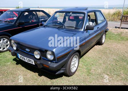 Vue de trois quarts de face d'une Ford Fiesta XR-2 Mk1, bleue, 1983, exposée au Deal and Walmer Classic car Show 2025. Banque D'Images