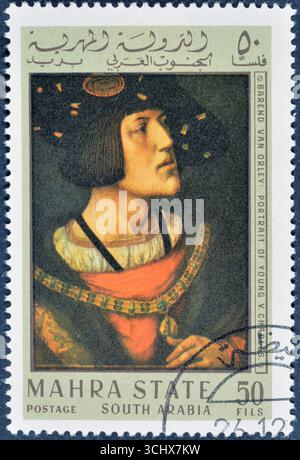Timbre-poste oblitéré imprimé par Mahra State, qui montre la peinture Portrait d'un jeune Charles V, par Barend van Orley, émise vers 1967. Banque D'Images