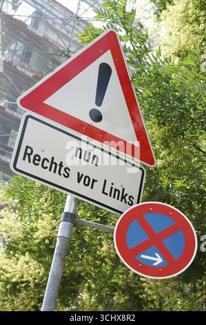 Signalisation routière zone de danger général avec signalisation supplémentaire et signalisation routière sans panneau d'arrêt Banque D'Images