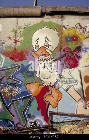 Peinture d'un canard errant, créée dans les années 1990 au mur de Berlin, Berlin, Allemagne Banque D'Images