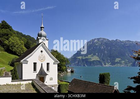 Église catholique romaine de St Idda, lac de Lucerne en arrière-plan, Bauen, Canton, Uri, Suisse Banque D'Images