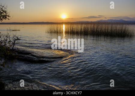 Coucher de soleil à Lido delle Grotte, Jamaica Beach, Sirmione sur le lac de Garde, Vénétie, Vénétie, Italie Banque D'Images